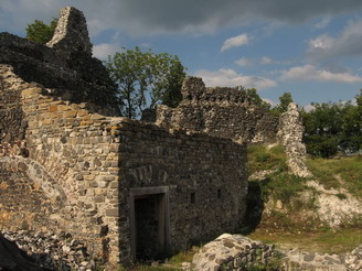 Tátika vár falai